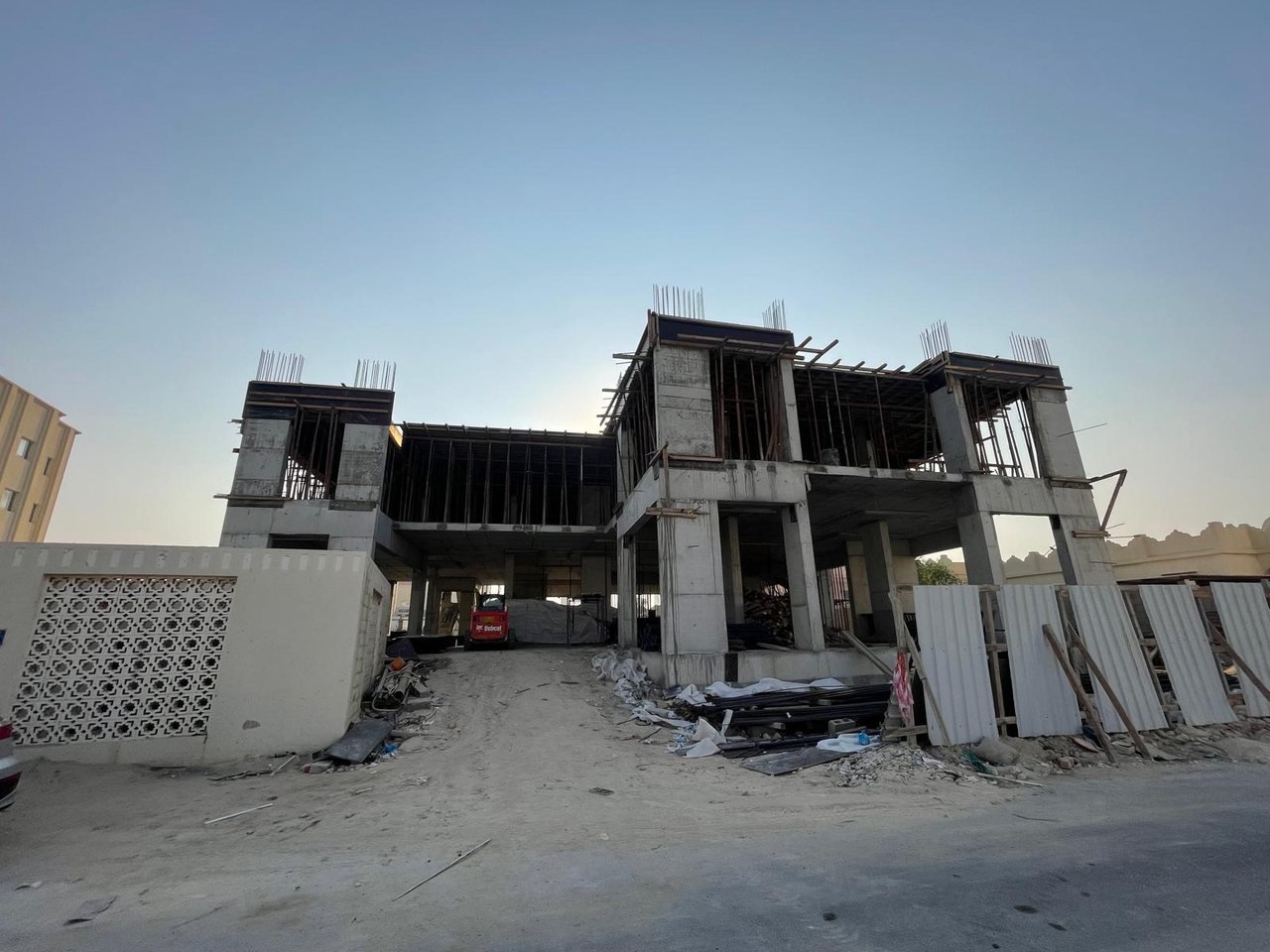 مبنى سكني أرضي + 3 أدوار + بنتهاوس — تصميم وتنفيذ الشد اللاحق